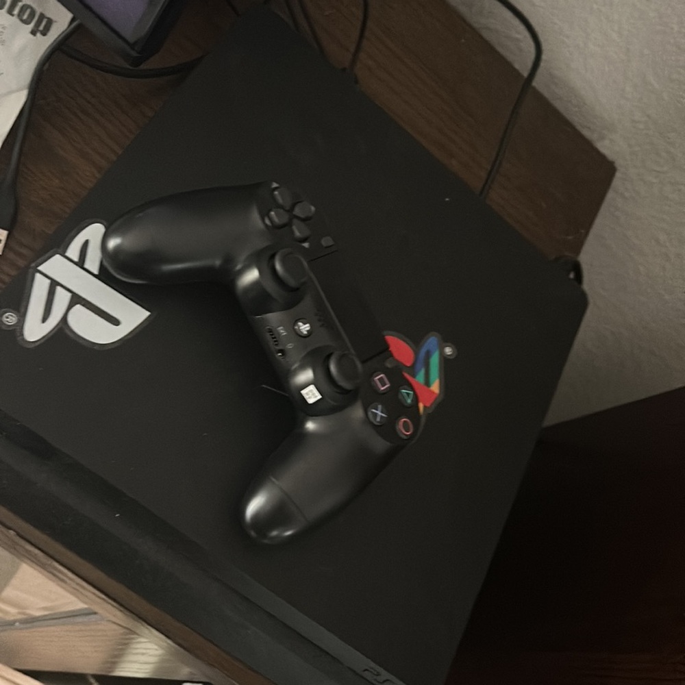 Used PS4 and controller! - Picture 3 of 4